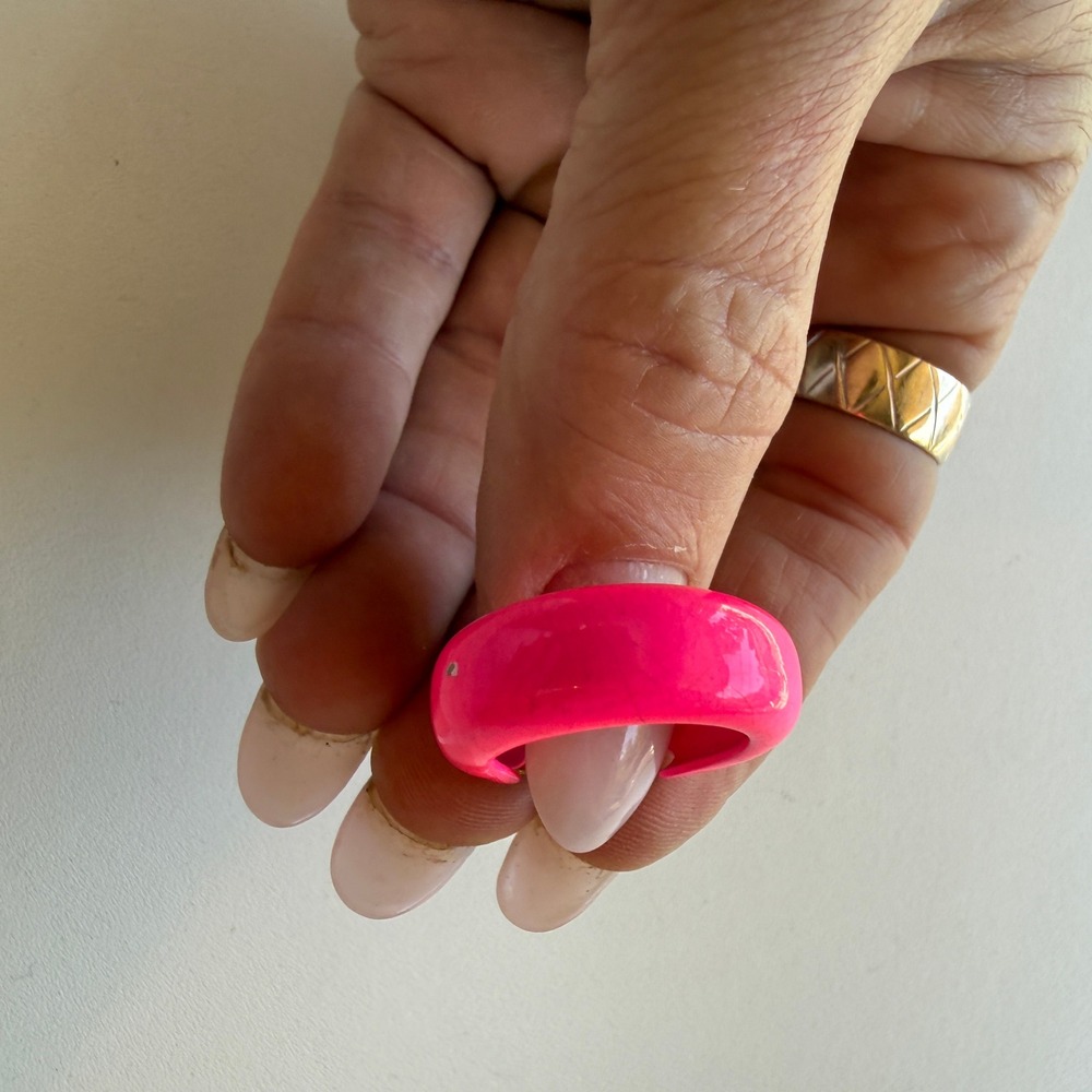 Neon Pink Chunky Hoop Earrings Retro 80s Style Gold Tone Clip On Wide Round - Picture 4 of 4
